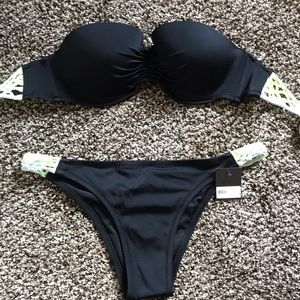 Never worn VS bikini (top 34 D bottom L)